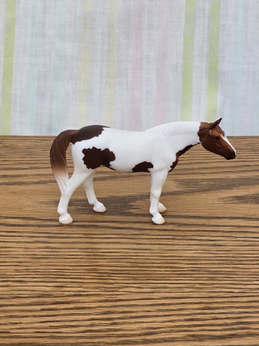 Breyer Stablemates Mystery Horse Surprise Series 4 Paint Horse (B-SM-10075)